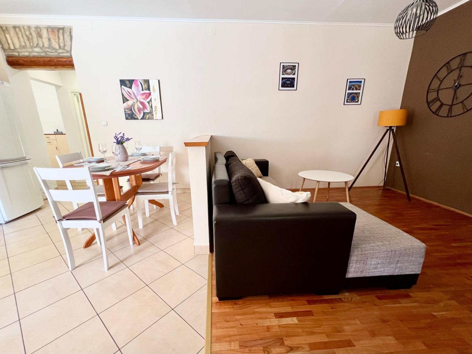 V&V Apartment Pula Luaran gambar